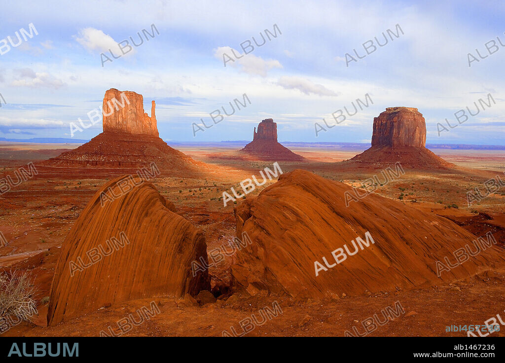 ESTADOS UNIDOS. MONUMENT VALLEY NAVAJO TRIBAL PARK. Pertenece a la zona de la Reserva de los indios navajos. Panorámica del paisaje. Estado de Arizona.