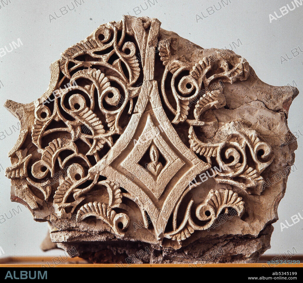 Fragmento de un arco con decoración vegetal procedente de la Alcazaba de Balaguer, siglo XI. Museo Comarcal de la Noguera.