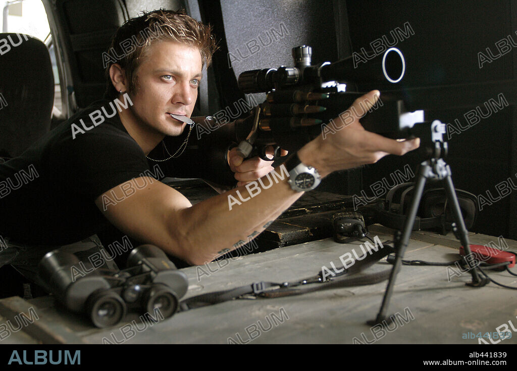 JEREMY RENNER dans S. W. A. T., 2003, réalisé par CLARK JOHNSON. Copyright COLUMBIA PICTURES / MORTON, MERRICK.