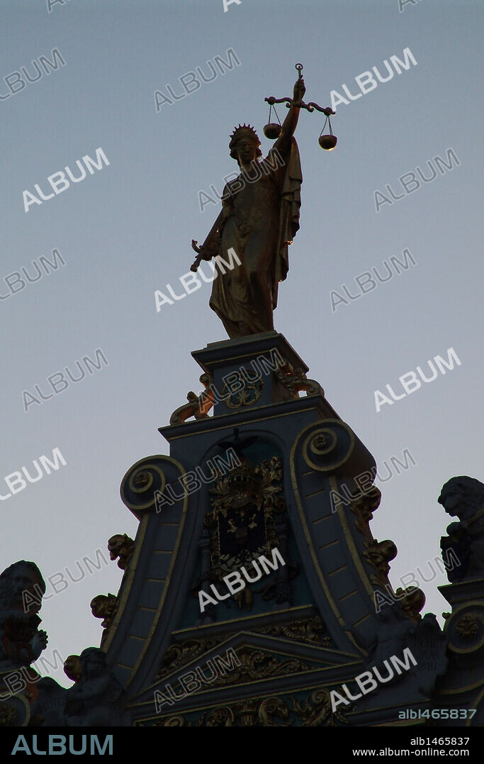Estatua representando a la Justicia, que corona la Casa Brugse Vrije. S. XVIII. Fue Palacio de Justicia y actualmente alberga el archivo municipal. Está situada en la Plaza de Burg. Brujas. Provincia de Flandes Occidental. Bélgica.