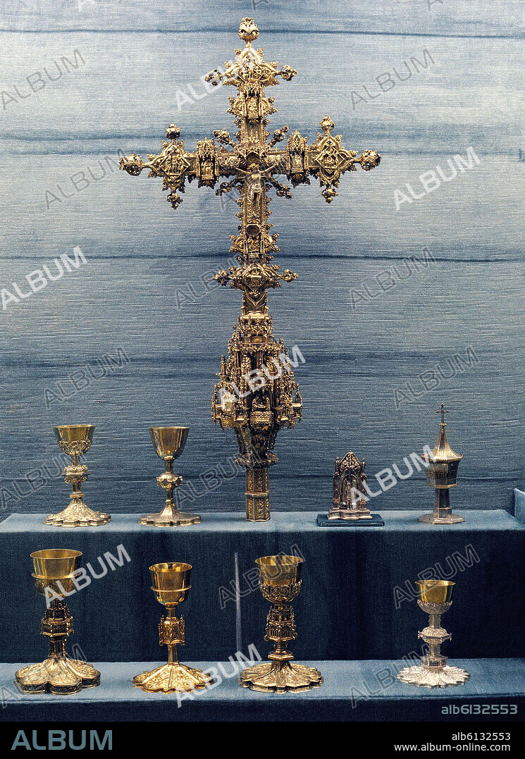 VITRINA CON CALICES Y CRUZ PROCESIONAL DE ORO.