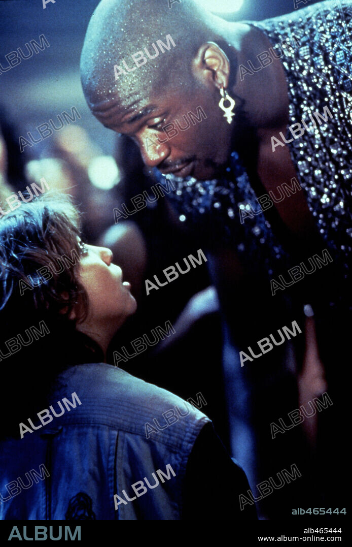 FAWN REED and SHAQUILLE O'NEAL in KAZAAM, 1996, directed by PAUL MICHAEL GLASER. Copyright TOUCHSTONE PICTURES.