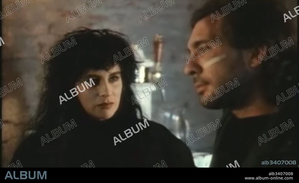 DARIO GRANDINETTI y SANDRA BALLESTEROS en EL LADO OSCURO DEL CORAZÓN, 1992, dirigida por ELISEO SUBIELA. Copyright VHERO FILMS.