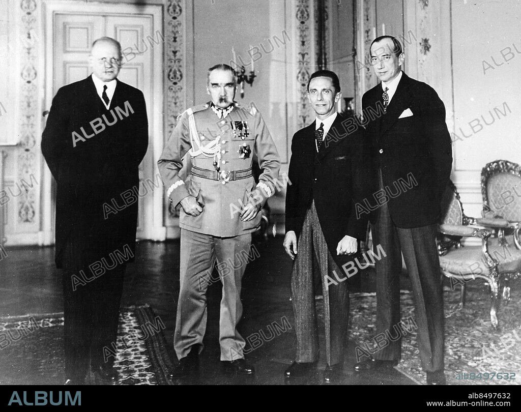 POLEN WARSZAWA 1934. Orig. bildtext... DR. GOEBBELS BEI PILSUDSKI. Das Hauptereignis am zweiten Tage des Besuchs des Reichsministers Dr. Goebbels in Warschau war der Empfang beim Marschal Pilsudski im Belvedere, der gegen Abend stattfand und drei Viertelstunden dauerte. Während des Empfangs v.l.n.r. der deutsche Gesandte in Warschau, v. Moltke; Marschall Pilsudski; Reichsminister Dr. Goebbels; Polens Aussenminister Beck. Foto: Keystone View Co. / AB Text & Bilder / SVT / Kod: 5600 Mapp: Goebbels Gruppbilder före kriget J Pilsudski, 1867-1935, Polens första statschef. Kvartett persons: HANS-ADOLF VON MOLTKE;JÓZEF PILSUDSKI;JOSEPH GOEBBELS;JÓZEF BECK sites: TYSKLAND*;WARSZAWA;POLEN PhotoDate:1934-??-??.