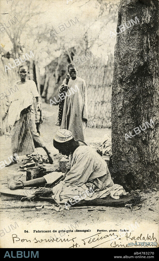 'Fabricant de gris-gris (Senegal)'. Photographie par Fortier pour une carte postale vers 1905. Credit : Collection IM/KHARBINE-TAPABOR.