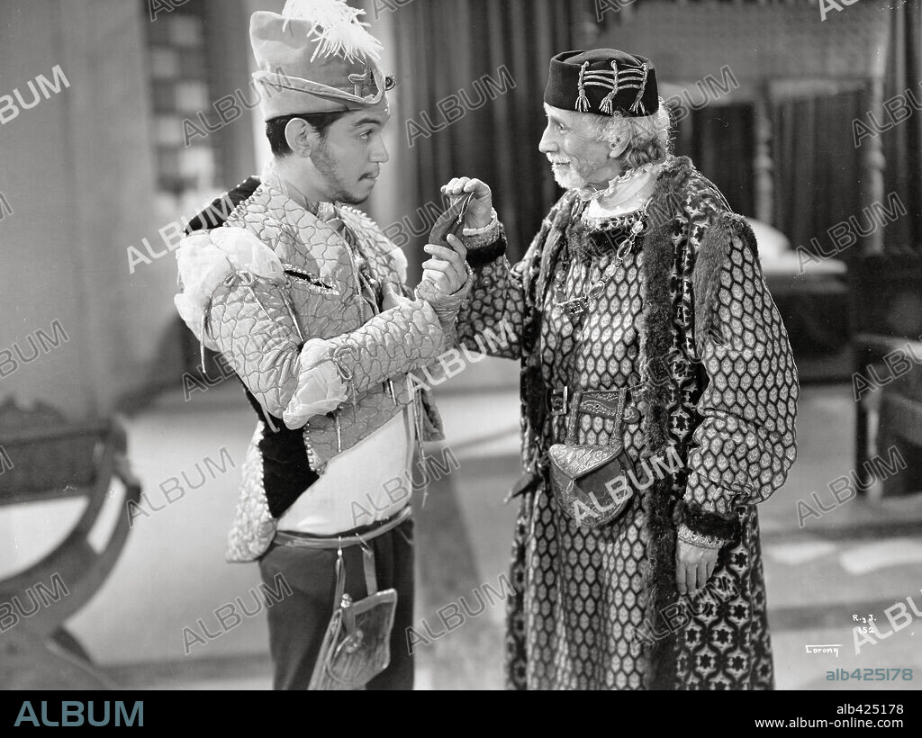 CANTINFLAS en ROMEO Y JULIETA, 1943, dirigida por MIGUEL M. DELGADO. Copyright POSA FILMS, S.A.