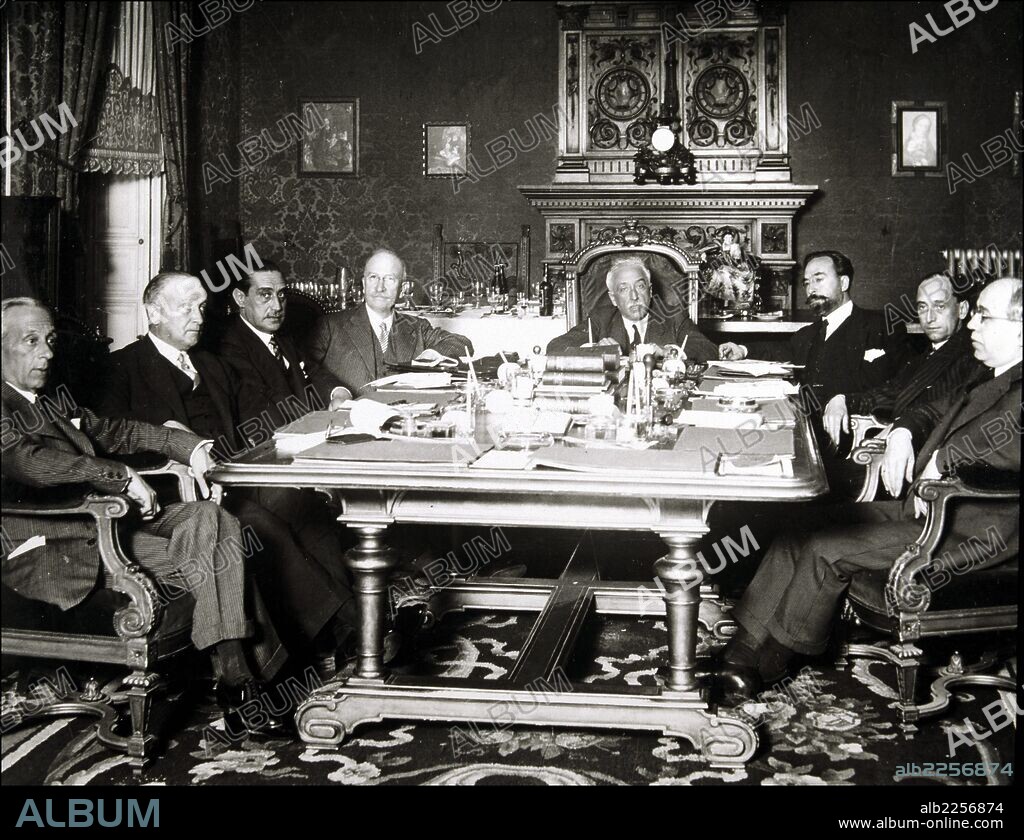 ALCALA ZAMORA , NICETO. POLITICO ESPAÑOL. PRIEGO 1877 - 1949. PRESIDIENDO UN CONSEJO DE MINISTROS COMO PRESIDENTE DEL GOBIERNO DE LA SEGUNDA REPUBLICA.