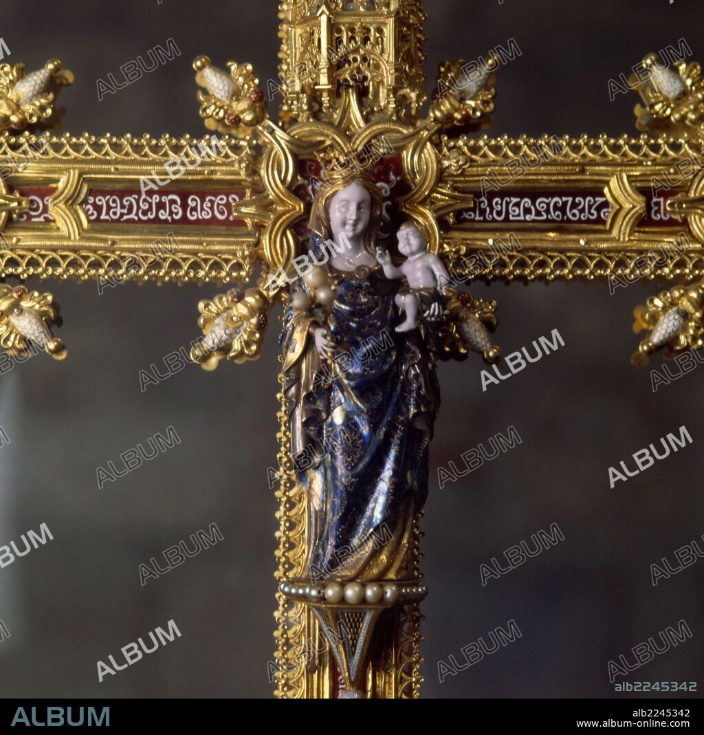 PERE JOAN PALAU. Cruz de las Perlas. Orfebrería del siglo XVI, plata dorada con esmaltes. Cristo Crucificado en anverso y Virgen en el reverso. Museu-Tresor de la Catedral de Girona / Museo Tesoro de la Catedral de Gerona.