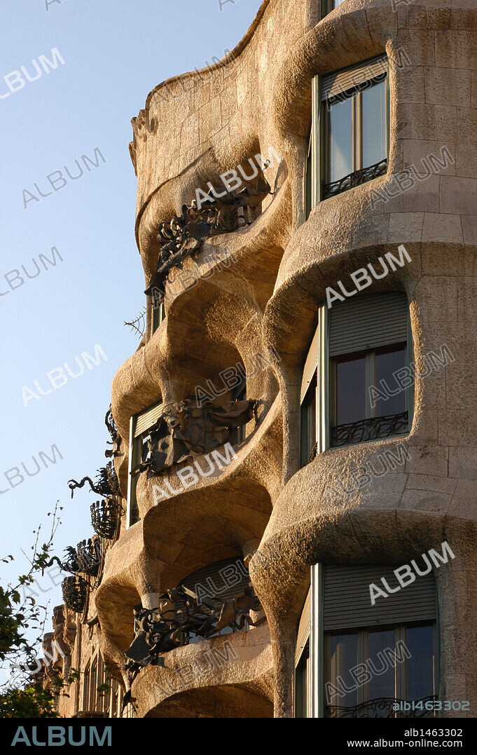 ARTE S. XX. MODERNISMO. ESPAÑA. ANTONI GAUDI I CORNET (1852-1926). Arquitecto español. 'LA PEDRERA' O 'CASA MILA' (1905-1910). Detalle de la fachada. Barcelona. Cataluña.