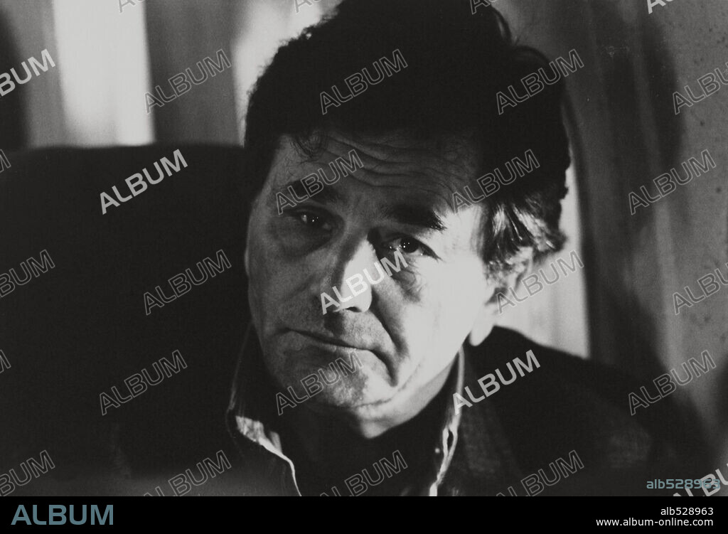 PETER FALK in WINGS OF DESIRE, 1987 (DER HIMMEL UBER BERLIN), directed by WIM WENDERS. Copyright WESTDEUTSCHER RUNDFUNK.