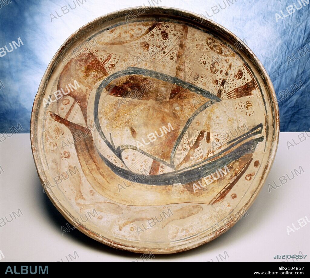 PLATO DE LOZA NAZARI CON DIBUJO DE UN BARCO. (EXPOSICION EL LEGADO CIENTIFICO DE AL-ANDALUS) (DEPOSITO: MUSEO ARQUEOLOGICO DE MALAGA).