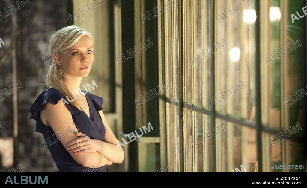 KIRSTEN DUNST in UPSIDE DOWN, 2012, directed by JUAN DIEGO SOLANAS. Copyright ONYX FILMS.