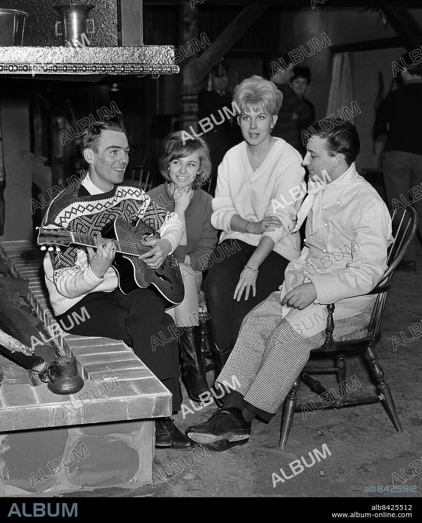 STOCKHOLM 1963-03-01 . Några av 60-talets berömda schlagersångare samlade.. Fr.v. Gunnar Wiklund, Anita Lindblom, Ann-Louise Hanson och Carli Tornehave.. Foto: TT Historical / kod 1900.