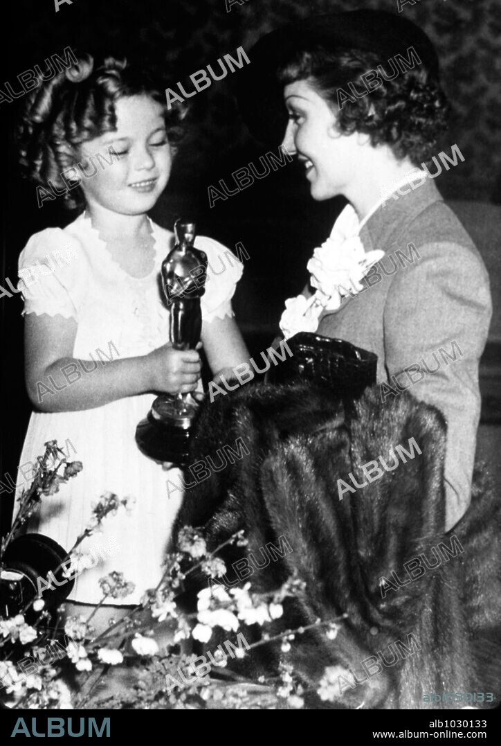 CLAUDETTE COLBERT y SHIRLEY TEMPLE. 7ª Edición de los premios Oscars. Shirley Temple entrega el premio a la mejor actriz Claudette Colbert por "Sucedió una noche" en los Premios Oscars de 1935. 1935