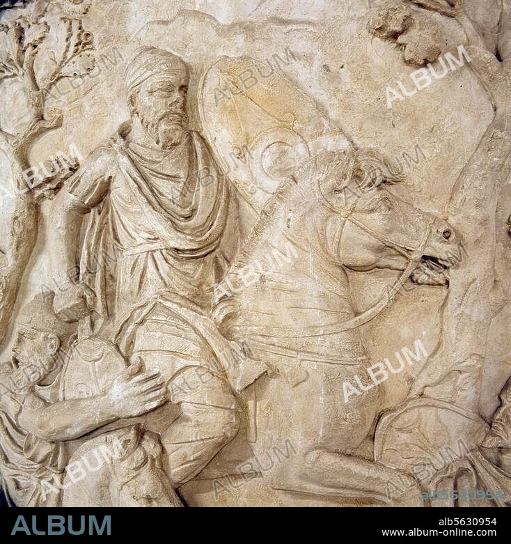 Römisch, 113 n. Chr. Verfolgung der flüchtenden Daker: Flüchtender Reiter aus dem Gefolge des Königs Decebalus. Ausschnitt aus dem Reliefband mit Szenen der Dakerkriege Trajans, 2. Krieg, 5. Feldzug 106 n. Chr. Gipsabguß, 1861, nach dem Marmororiginal der Trajanssäule auf dem Trajansforum in Rom. Höhe 90-125 cm. Nr. 3134. Rom, Museo della Civiltà Romana.