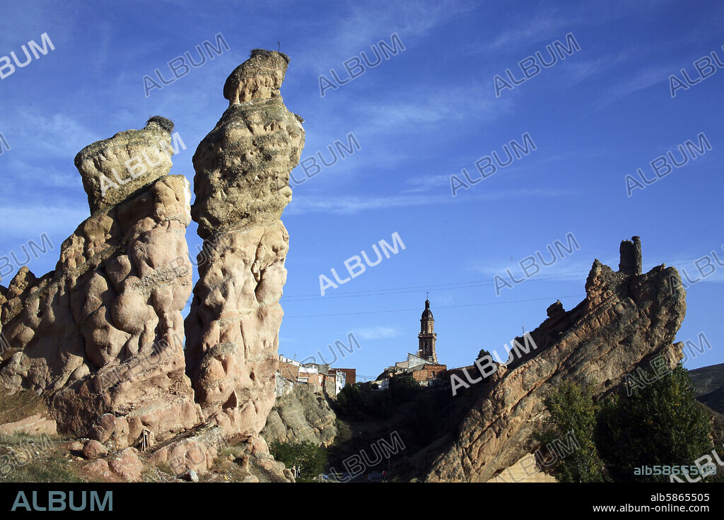 Autol; Los "Picuezos" ("La Picueza" a izq. y "El Picuezo" -más alto_ a derecha) (Valle de Cidacos); al fondo Iglesia y restos del Castillo.