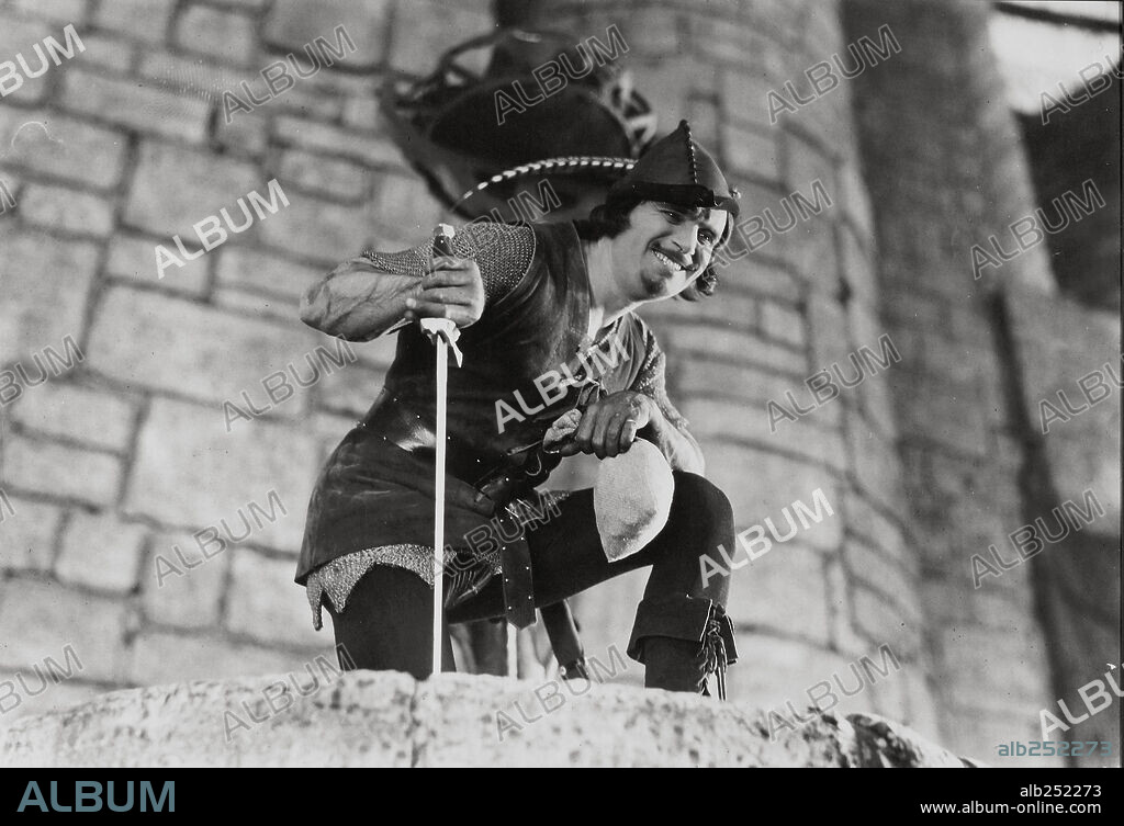 DOUGLAS FAIRBANKS dans ROBIN HOOD, 1922, réalisé par ALLAN DWAN. Copyright UNITED ARTISTS.