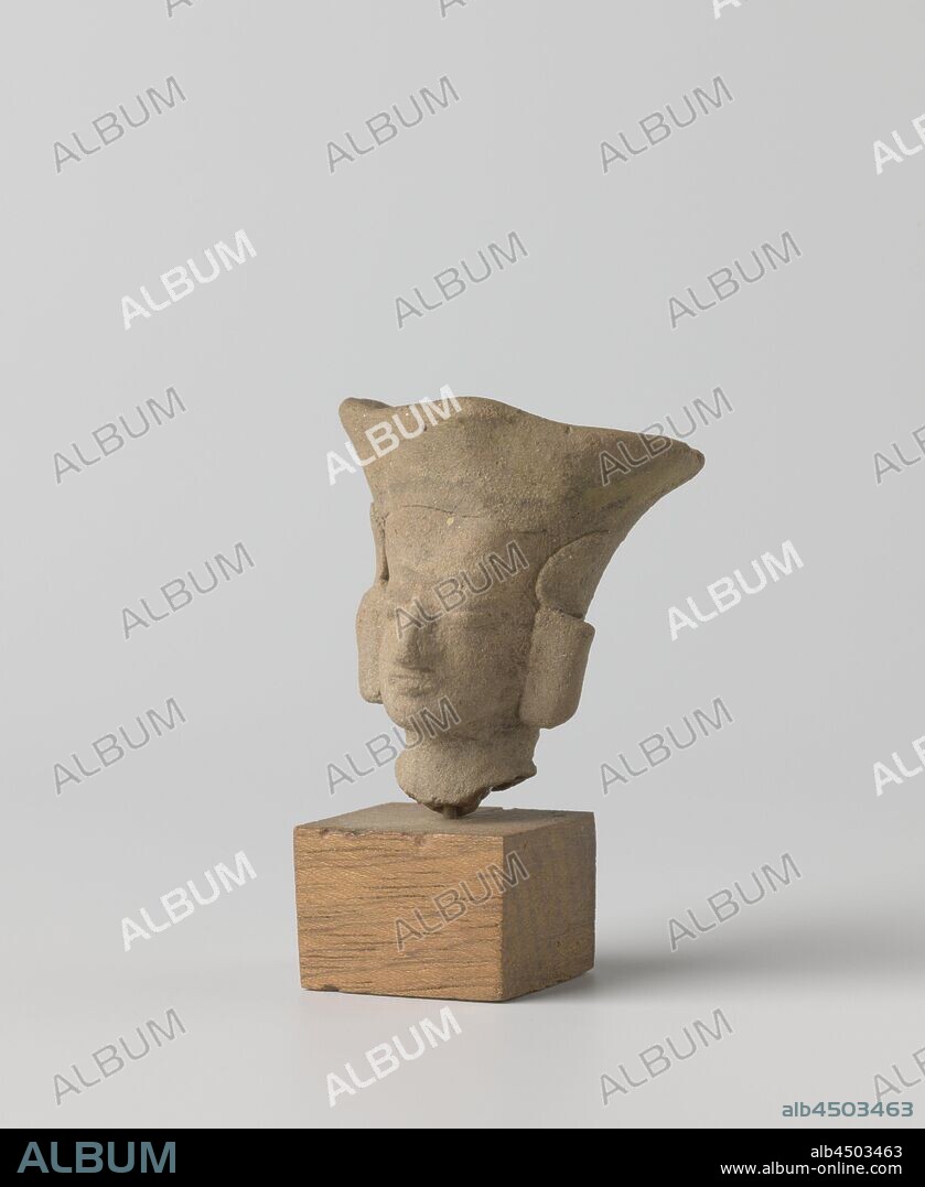 Sculpture, Head with high hollow hair-tip or head-cover, flared upwards. On both sides of face two ornaments one above the other, a half moon shape and an elongated shape over the ears. On base., anonymous, Indonesia, 1300 - 1500, terracotta (clay material), sokkel, h 4.5 cm × w 4.5 cm × d 4 cm × h 6.8 cm.