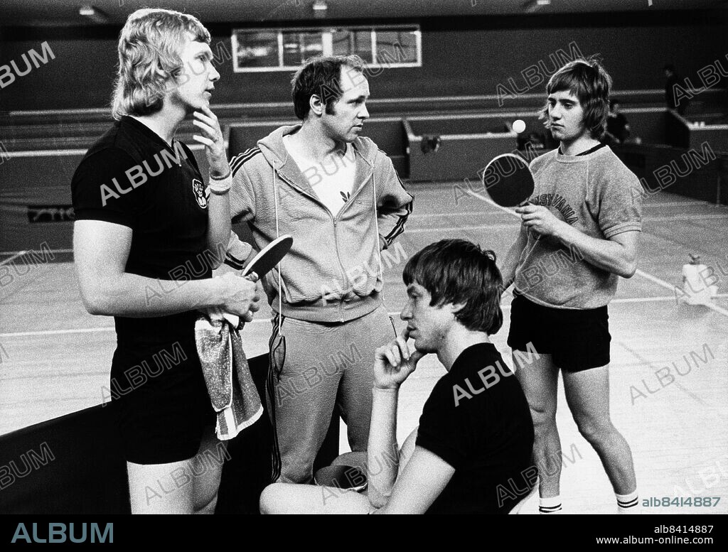 FALKENBERG 1975-01-21. Det svenska bordtennislandslaget tränar i Falkenberg inför VM i Calcutta. Fr v Ingemar Wikström, tränaren Hans Alsér, Kjell Johansson och Stellan Bengtsson.. Foto Folke Hellberg / DN / SCANPIX Kod 23.
