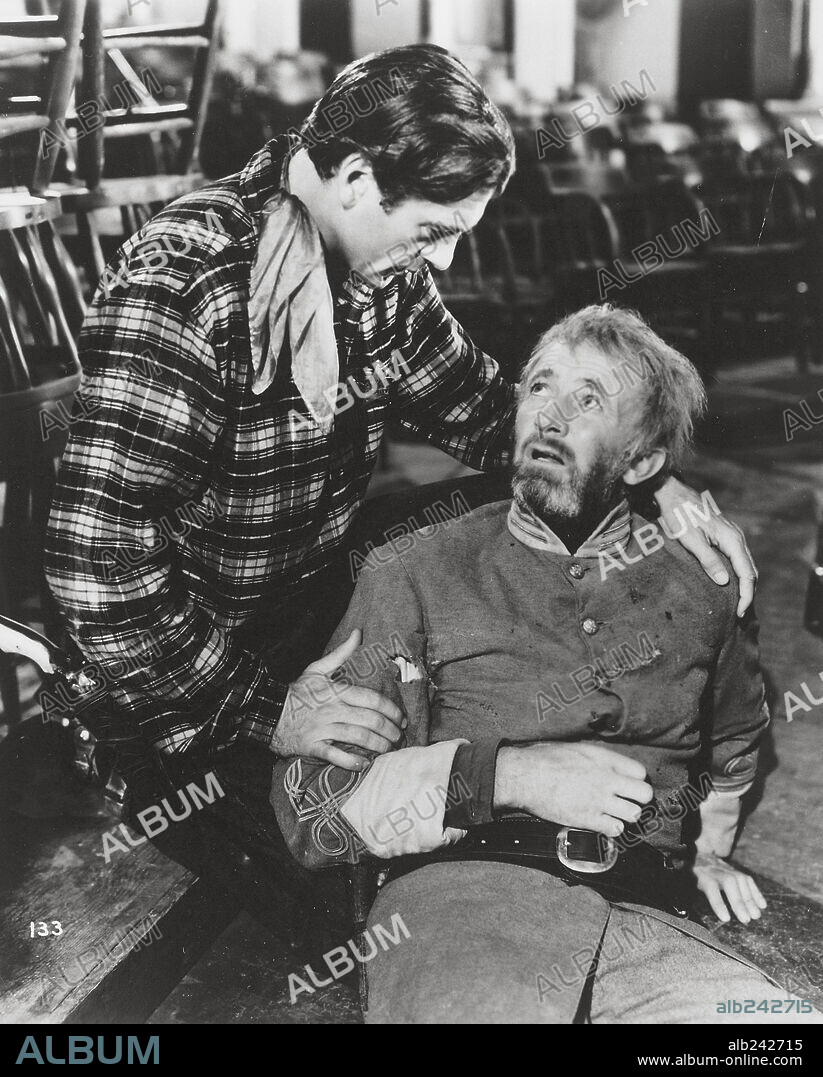 GARY COOPER and WALTER BRENNAN in THE WESTERNER, 1940, directed by WILLIAM WYLER. Copyright UNITED ARTISTS/SAMUEL GOLDWYN.