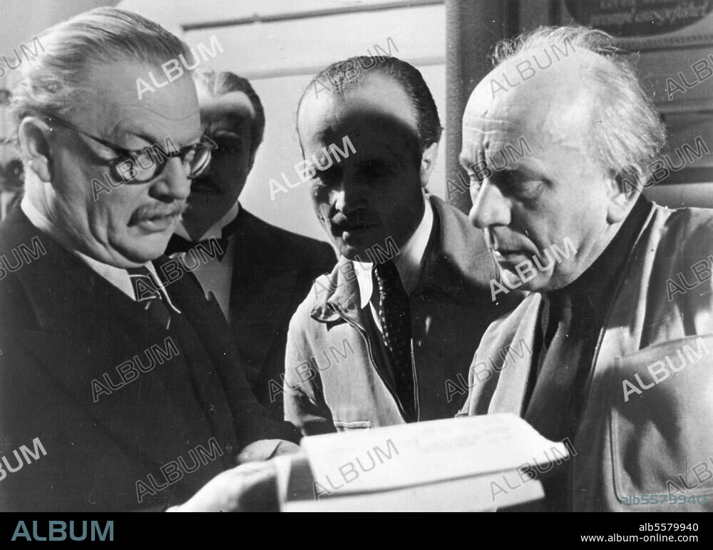 Buchholz, Gerhard T. Regisseur. Buchholz (rechts) mit Otto Wernicke und dem Regie-Assistenten Fritz Westhoff. Foto, um 1950.