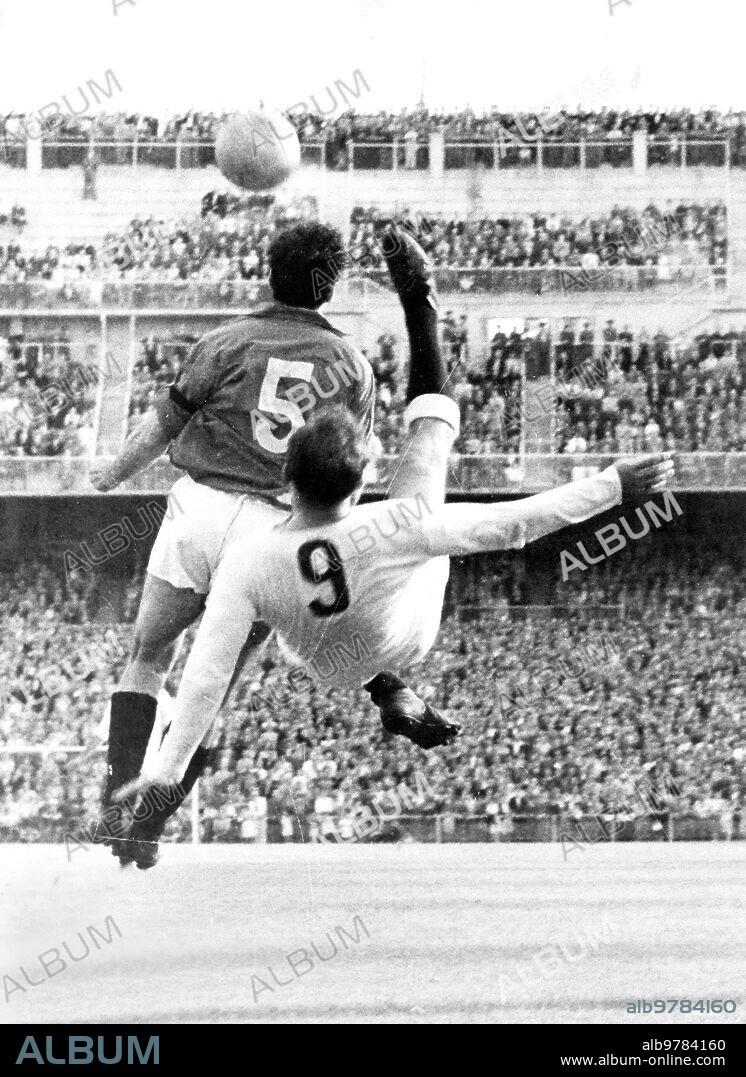 Madrid, 23/09/1953. Alfredo Di Stefano realizando una chilena el día de su debut ante el Nancy.
