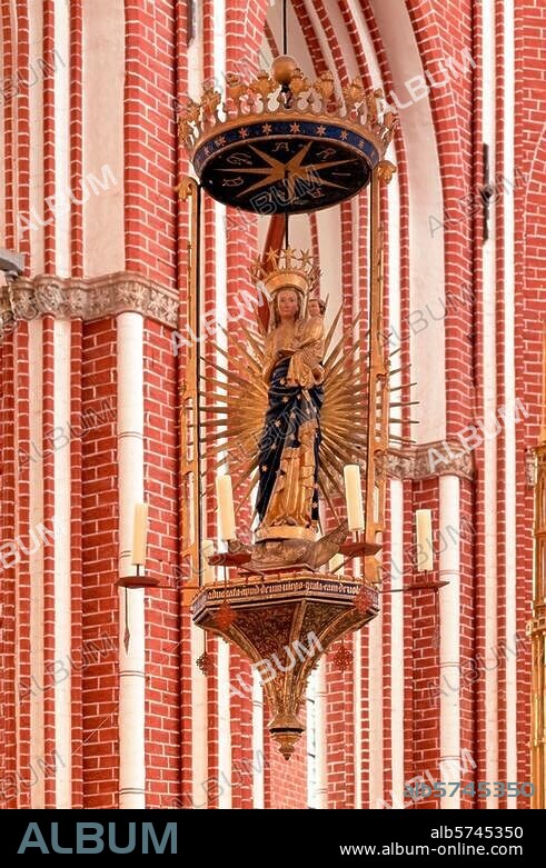 Bad Doberan (Mecklenburg-Vorpommern), ehem. Zisterzienserkloster, Klosterkirche. (erbaut 1294-1368). Marienleuchte. Figur um 1280/90; Sternenkrone, Strahlenkranz und Leuchtergehäuse um. 1420. Holz, farbig gefaßt.