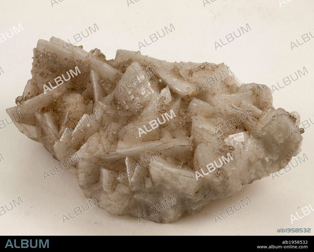 ORTOCLASA o ORTOSA. Mineral de la clase 9 (silicatos) .