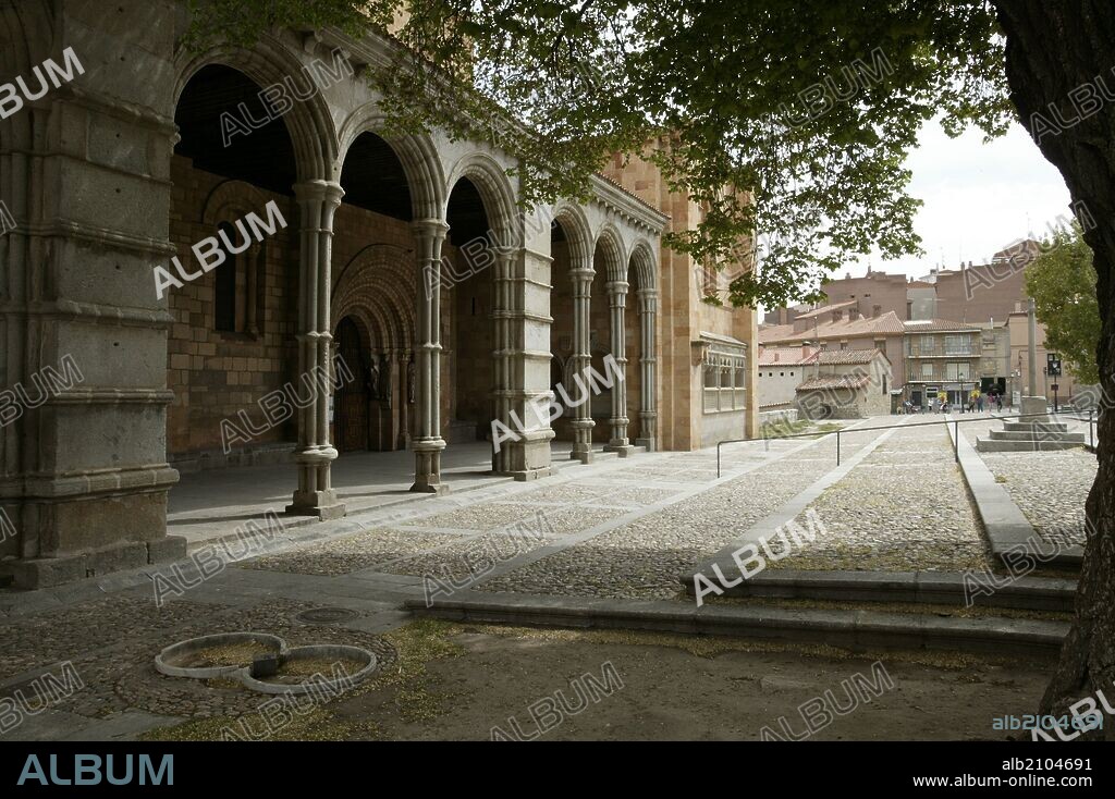 IGLESIA DE SAN VICENTE. EXTERIORES. PORTADA SUR. GALERIA.