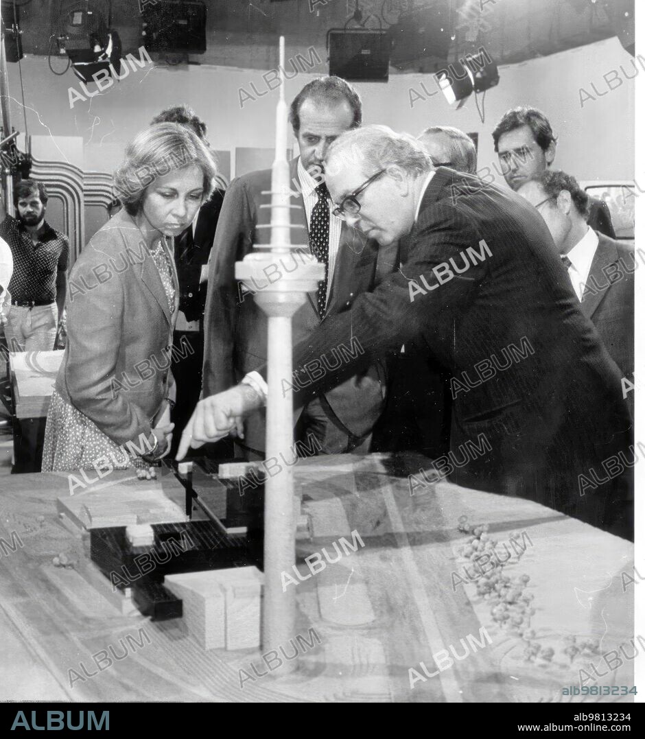 7 junio 1982. Los Reyes Inauguraron Torrespaña, donde el señor Robles Piquer Explica las Características de las Nuevas Instalaciones de televisión sobre una maqueta de las Mismas.