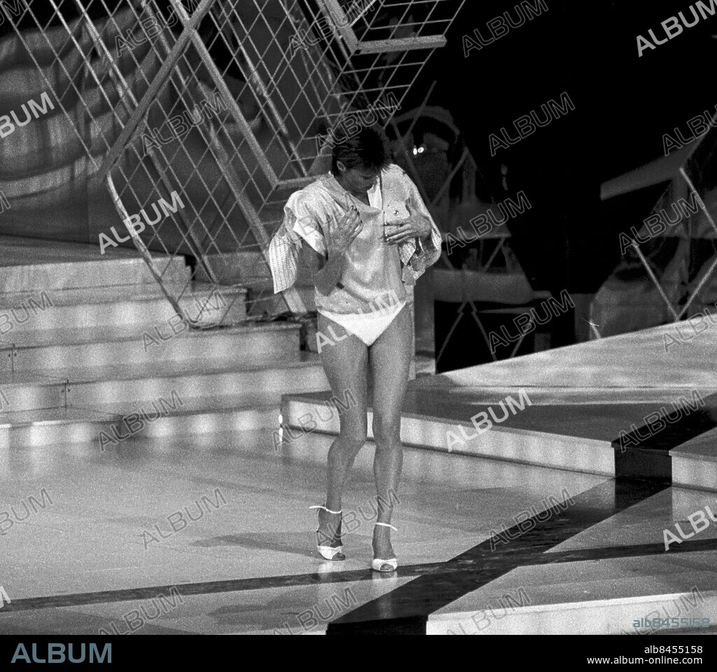 Gšteborg 1985-05-04. Melodifestival 1985, programledare Lill Lindfors tappar kjolen i direktsŠndning. Foto: GP . Kamerareportage *** Local Caption *** Bl 82.