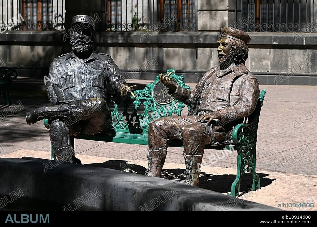 Monumento Encuentro, Meeting Monument, two bronze statues of Fidel Castro and Che Guevara, Tabacalera, Cuauhtemoc, Mexico City