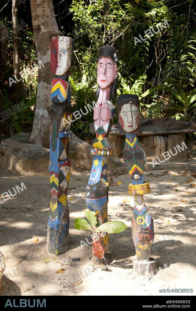 The ‘Sea Gypsies’ or Moken of the Andaman Sea, known in Thai as chao thalae or ‘people of the sea’, are divided into three groups. They number between 4,000 and 5,000, they live only on the coast, either in huts by the shore, or on craft that ply the coastal waters from the Mergui Archipelago in Burma to the Tarutao Islands in Southern Thailand.