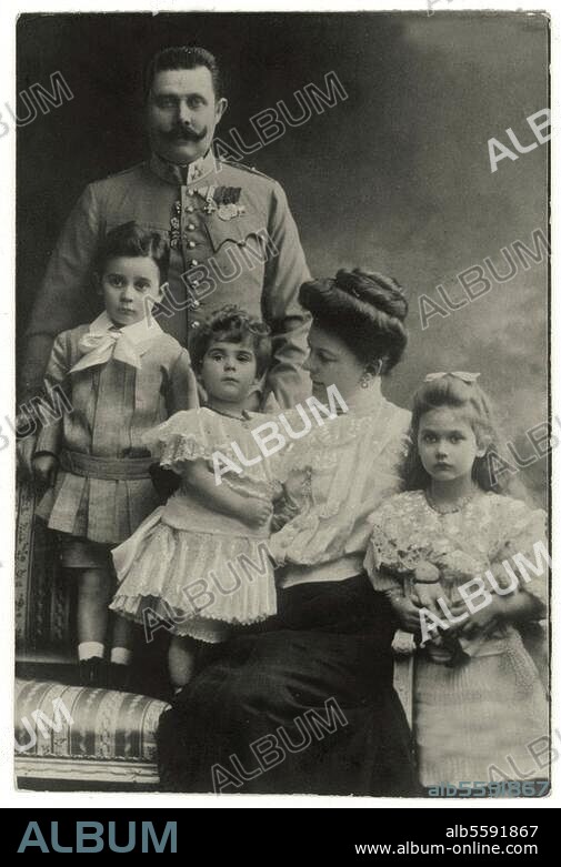 François-Ferdinand, archiduc d'Autriche ; Graz 18.12.1863 - (assassiné) Sarajevo 28.6.1914. L'archiduc François Ferdinand, son épouse morganatique Sophie, princesse de Hohenberg, née comtesse Chotek, et leurs enfants. Photographie, v. 1908.