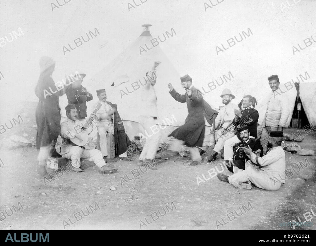 25 diciembre 1909. La navidad en Melilla. - un rato de expansión en el campamento de Cabrerizas Altas, donde Encuentran los Regimientos de Saboya y Wad-Ras.