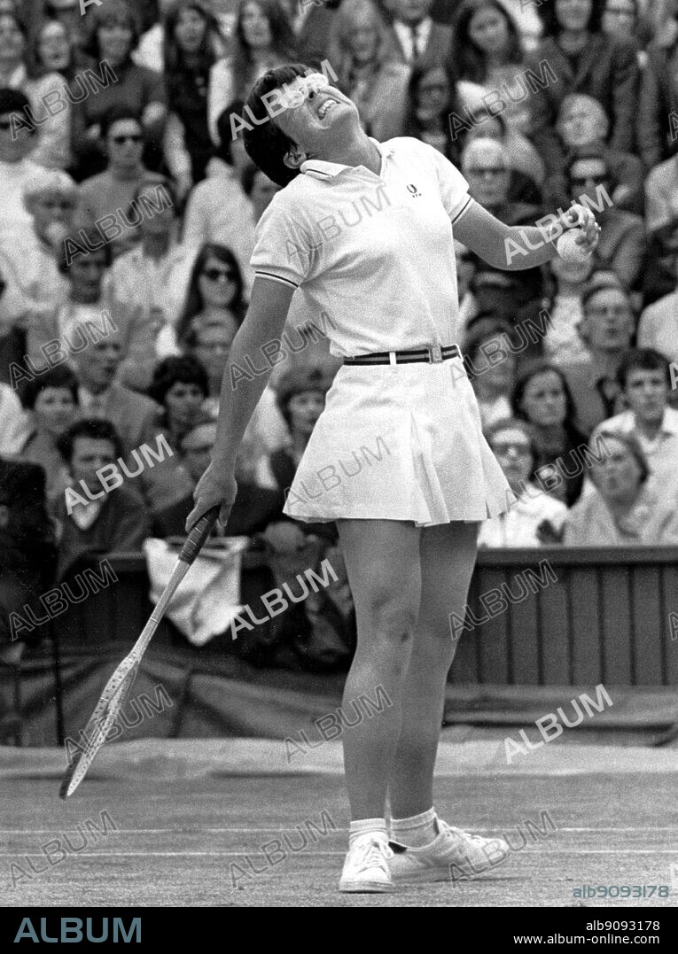 Billie Jean King. A pass that hurt. During her career, she won 12 Grand Slam singles titles, 14 Grand Slam women's doubles titles, and 11 Grand Slam mixed doubles titles. She is generally considered to be one of the greatest tennis players and female athletes in history. The Encyclopedia of Tennis page 162.