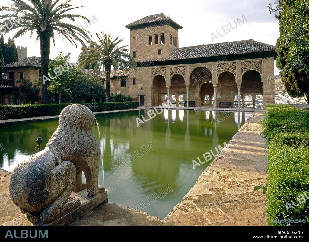 ESTANQUE Y TORRE DE LAS DAMAS EN LOS JARDINES DEL PARTAL - SIGLO XIII.