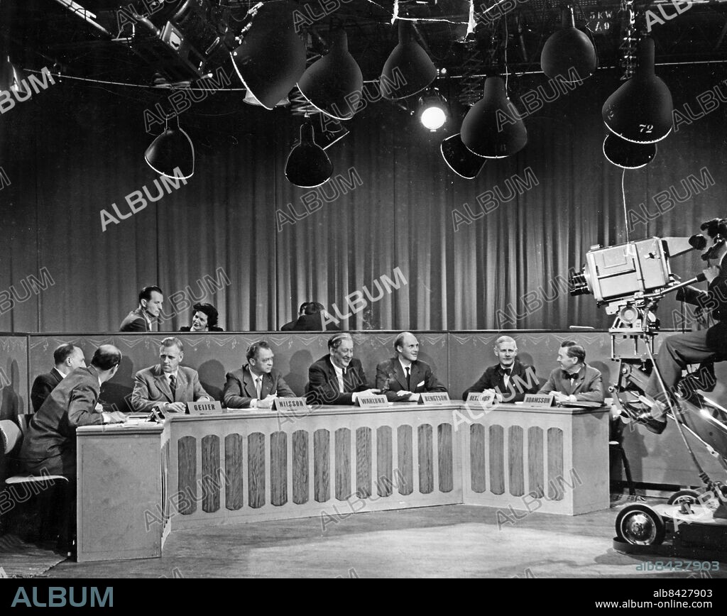 STOCKHOLM 1957-10-11. De tre pensionsalternativens representanter inför folkomröstningen om pensionsfrågan 13:e oktober 1957, i en direktsänd radio- och TV-debatt i Stockholm 11:e oktober 1957.Fr. v. Wilhelm Röhl, justitierådet Gunnar Dahlman, Linje 1:s representanter Arne Geijer och Torsten Nilsson, Linje 2:s representanter Sten Wahlund och Torsten Bengtsson samt Linje 3:s representanter Ernst Bexelius och Harald Adamsson. Foto: Jan Ehnemark / SvD / TT / Kod: 11014.