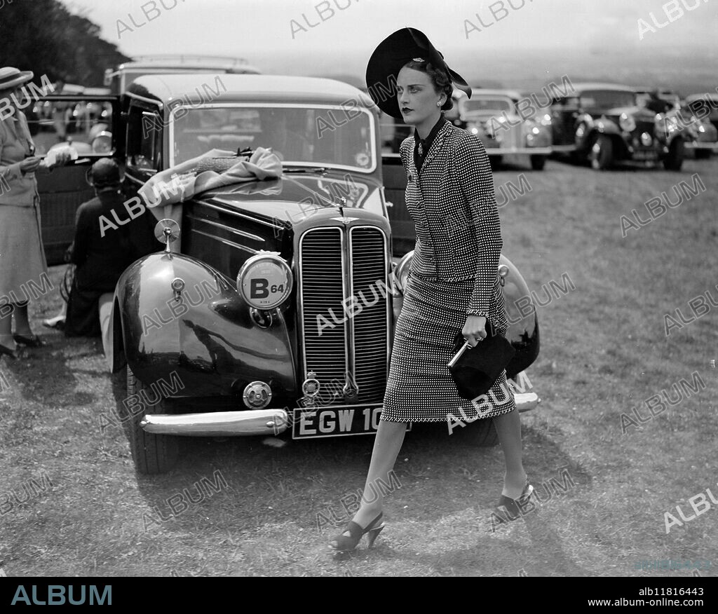 Mrs Murray Smith : ( 5 May 1911 - 22 January 1999 ) , née Ulrica Thynne of Muntham Court in Findon , looking stunning while attending Goodwood , West Sussex , England . 1938.
