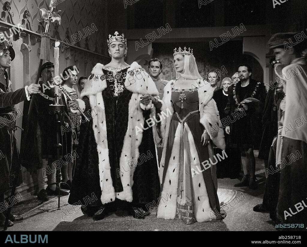 MARUCHI FRESNO y RAFAEL CALVO en CATALINA DE INGLATERRA, 1951, dirigida por ARTURO RUIZ CASTILLO. Copyright PRODUCCIONES BALCAZAR.