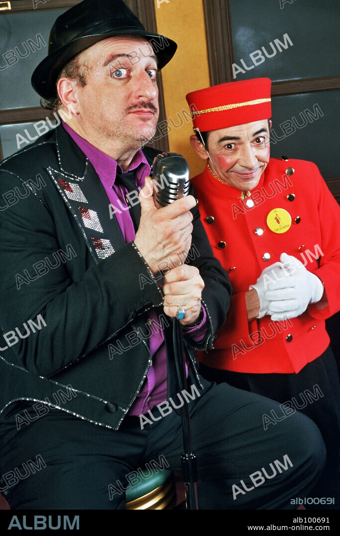 Javier Gurruchaga, cantante, actor y showman español con un miembro de la Orquesta Mondragon. (Orquestamondragon2©DJC).