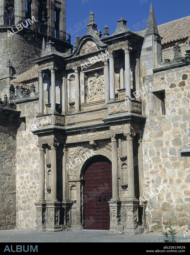 HERNAN RUIZ EL VIEJO (?-1547). PORTADA PLATERESCA DE LA IGLESIA DE SAN JUAN BAUTISTA DE HINOJOSA DEL DUQUE CONOCIDA COMO LA CATEDRAL DE LA SIERRA - SIGLO XVI.
