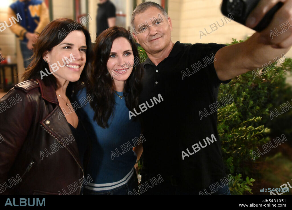 COURTENEY COX, KEVIN WILLIAMSON and NEVE CAMPBELL in SCREAM, 2022, directed by MATT BETTINELLI-OLPIN and TYLER GILLETT. Copyright MIRAMAX.