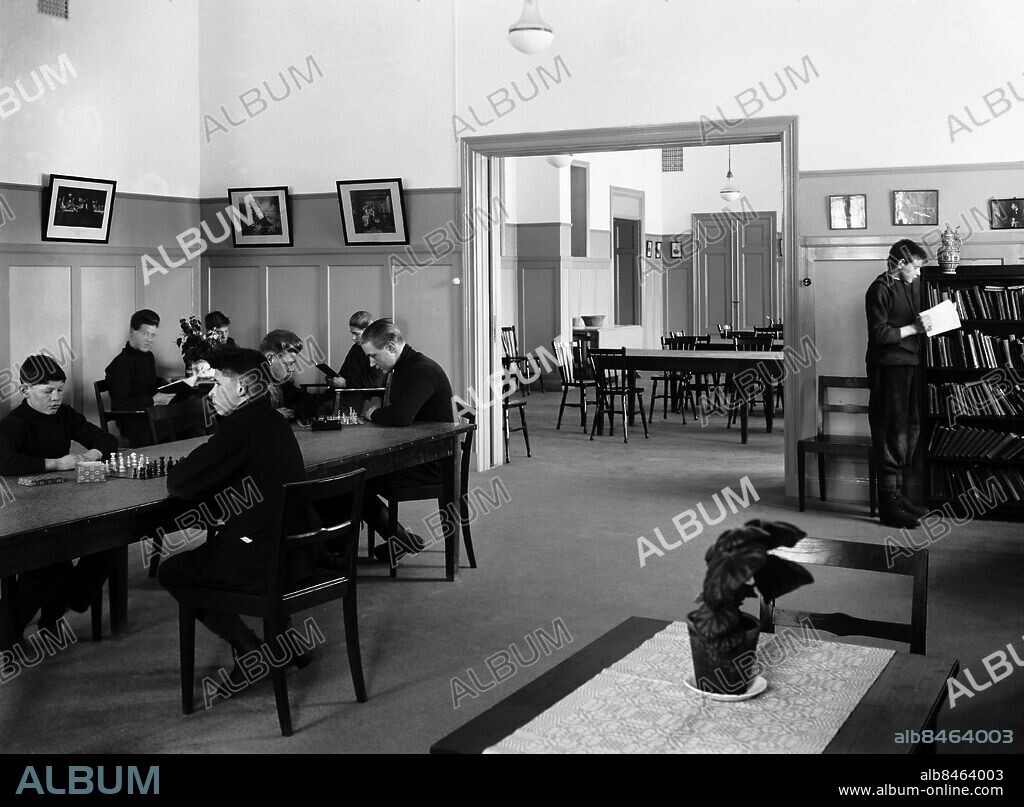 ARKIV 1926 . Samlingssalen på Skrubba skyddshem för gossar. Här pågår schackspel och bokläsning.. Home for boys at Skrubba,. Foto: TT / Kod 1900.