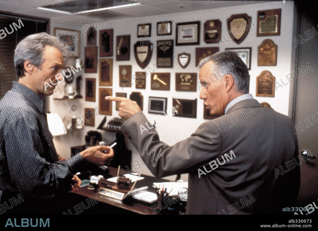 CLINT EASTWOOD y JAMES WOODS en EJECUCIÓN INMINENTE, 1999 (TRUE CRIME), dirigida por CLINT EASTWOOD. Copyright WARNER BROS. PICTURES / EMERSON, SAM.