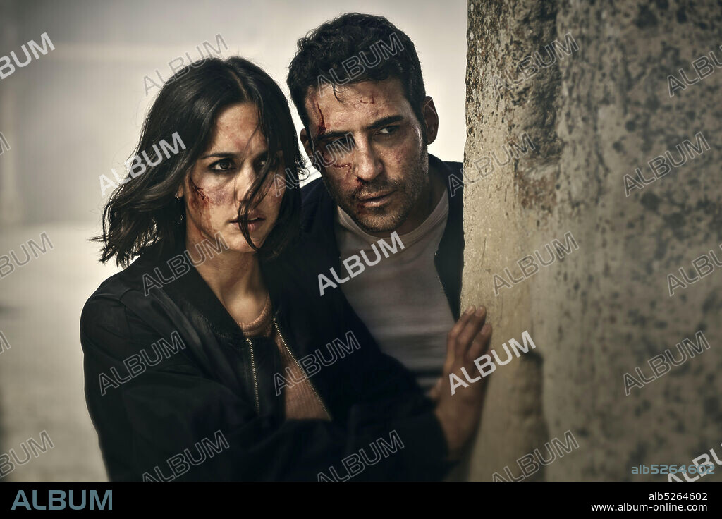 MEGAN MONTANER y MIGUEL ANGEL SILVESTRE en 30 MONEDAS, 2020, dirigida por ALEX DE LA IGLESIA. Copyright Greenlit Productions / Pokeepsie Films / PAVON, MANOLO.