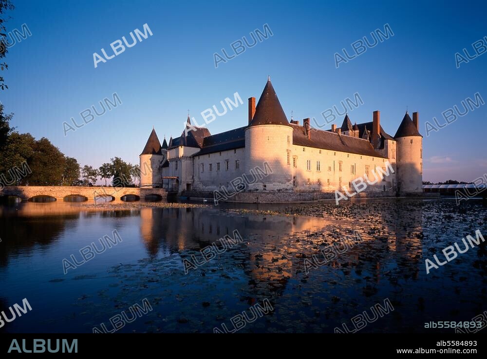 Le Plessis-Bourré (Anjou, Dep. Maine-et-Loire, Frankreich), Château - Schloss. (erbaut 1468-83 unter Jean Bourré, Schatzmeister Ludwigs XI.). Gesamtansicht von Nordwesten. Foto (Florian Monheim). Aufnahmeformat 6 × 9 cm.