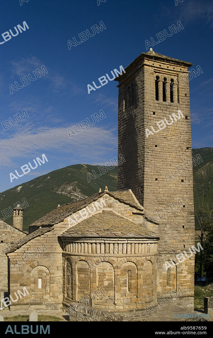 Iglesia romaníca de San Pedro . Lárrede. Serrablo.Huesca.España.
