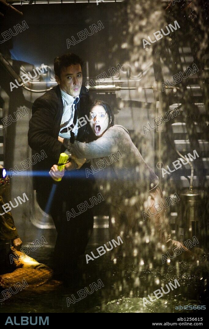 AMANDA PEET y JOHN CUSACK en 2012, 2009, dirigida por ROLAND EMMERICH. Copyright COLUMBIA PICTURES.