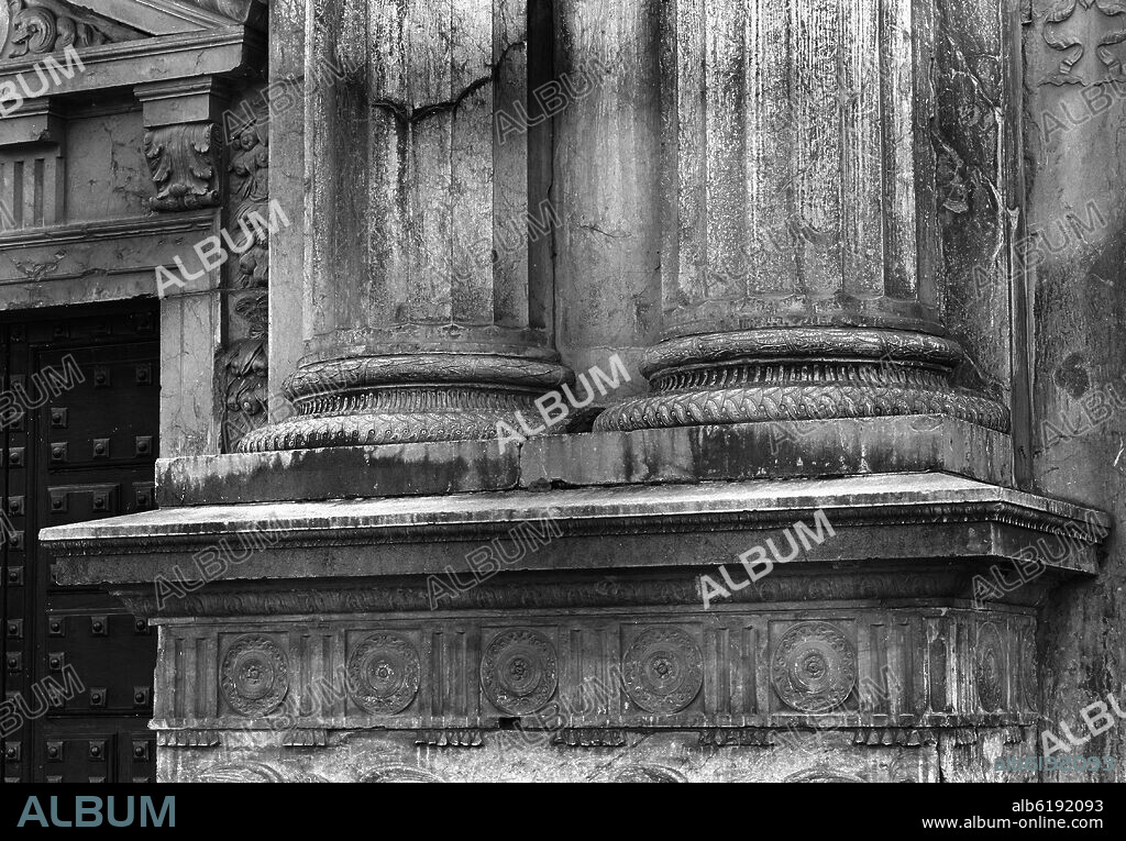 PEDRO MACHUCA. DETALLE DE LAS MEDIAS COLUMNAS DE LA PARTE INFERIOR DE LA FACHADA SUR DEL PALACIO DE CARLOS V - RENACIMIENTO ESPAÑOL - SIGLO XVI - B/N - AÑOS 60.